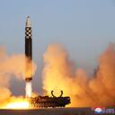 ARCHIVO - Esta fotografía proporcionada por el gobierno de Corea del Norte muestra un supuesto misil balístico intercontinental en un simulacro de lanzamiento en el aeropuerto internacional de Sunan en Pyongyang, Corea del Norte, el 16 de marzo de 2023. (Agencia Central de Noticias de Corea/Servicio de Noticias de Corea vía AP, Archivo)