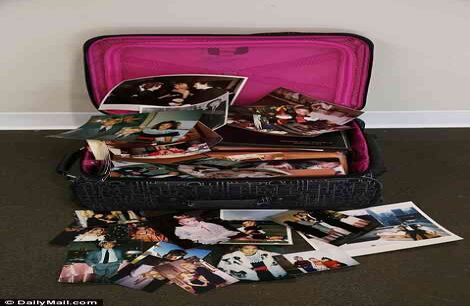 Esta es la maleta de fotos que encontró el medio de comunicación. Foto: DailyMail.com