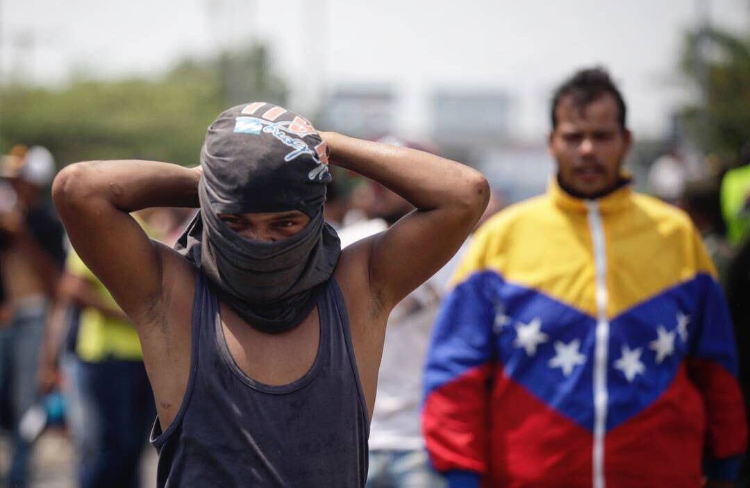 Los encapuchados se enfrentaron a piedra con los soldados venezolanos cuando impidieron el ingreso del cargamento. Foto: Diana Rey Melo SEMANA