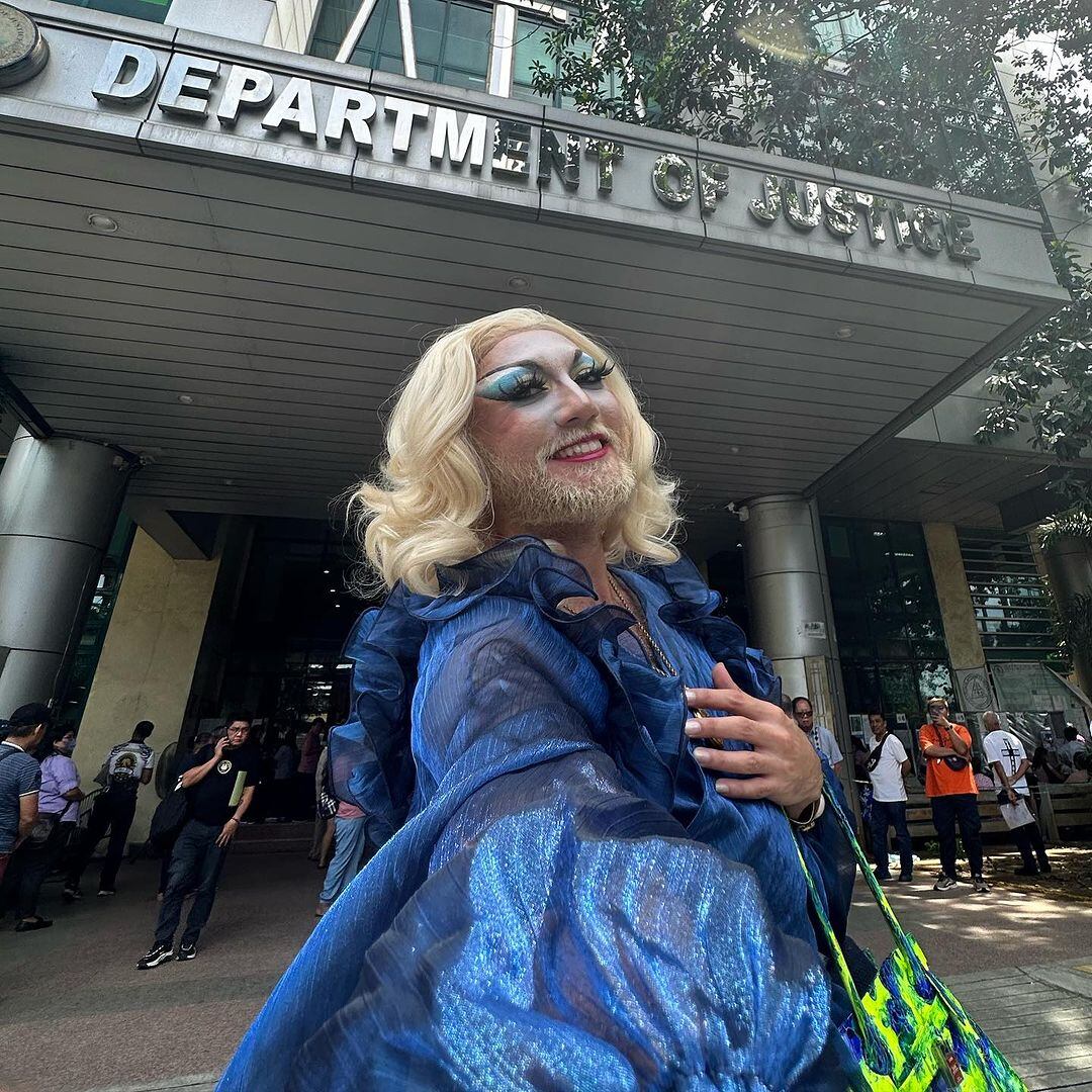 El artista ha posado en frente del departamento de justicia de Filipinas