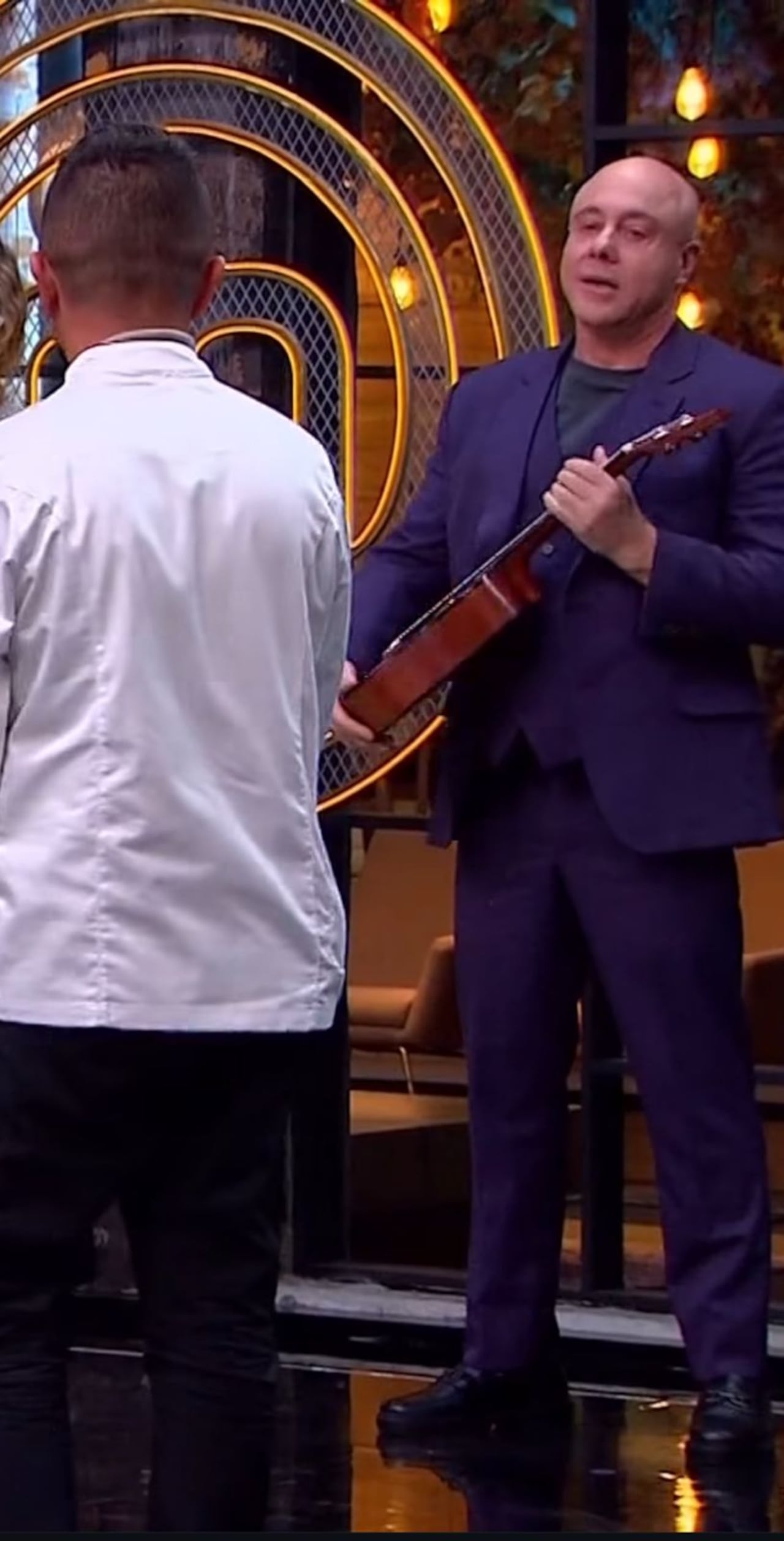 Jorge Rausch recibió el ukelele de Pichingo.