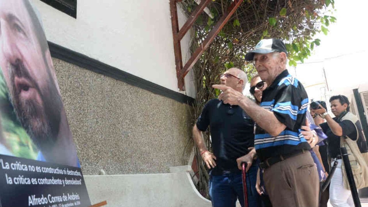 Acompañado de sus hijos Raúl y Magda, Alfredo Correa Galindo observa la placa instalada en una de las sedes de la Universidad Simón Bolívar, en honor a la memoria de su hijo, el sociólogo Alfredo Correa de Andreis.