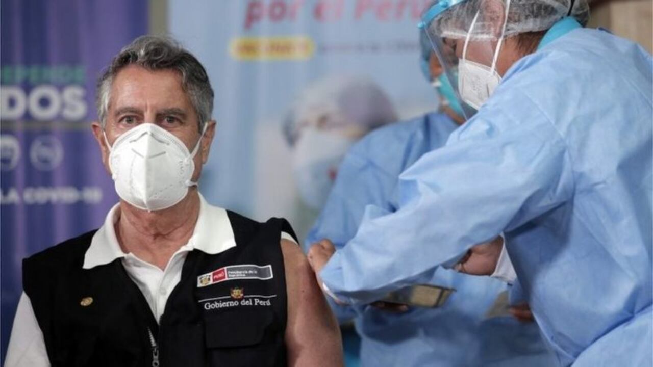El presidente de Perú, Francisco Sagasti, fue vacunado contra el coronavirus el pasado 9 de febrero. Pero no es su vacunación la que causa polémica.