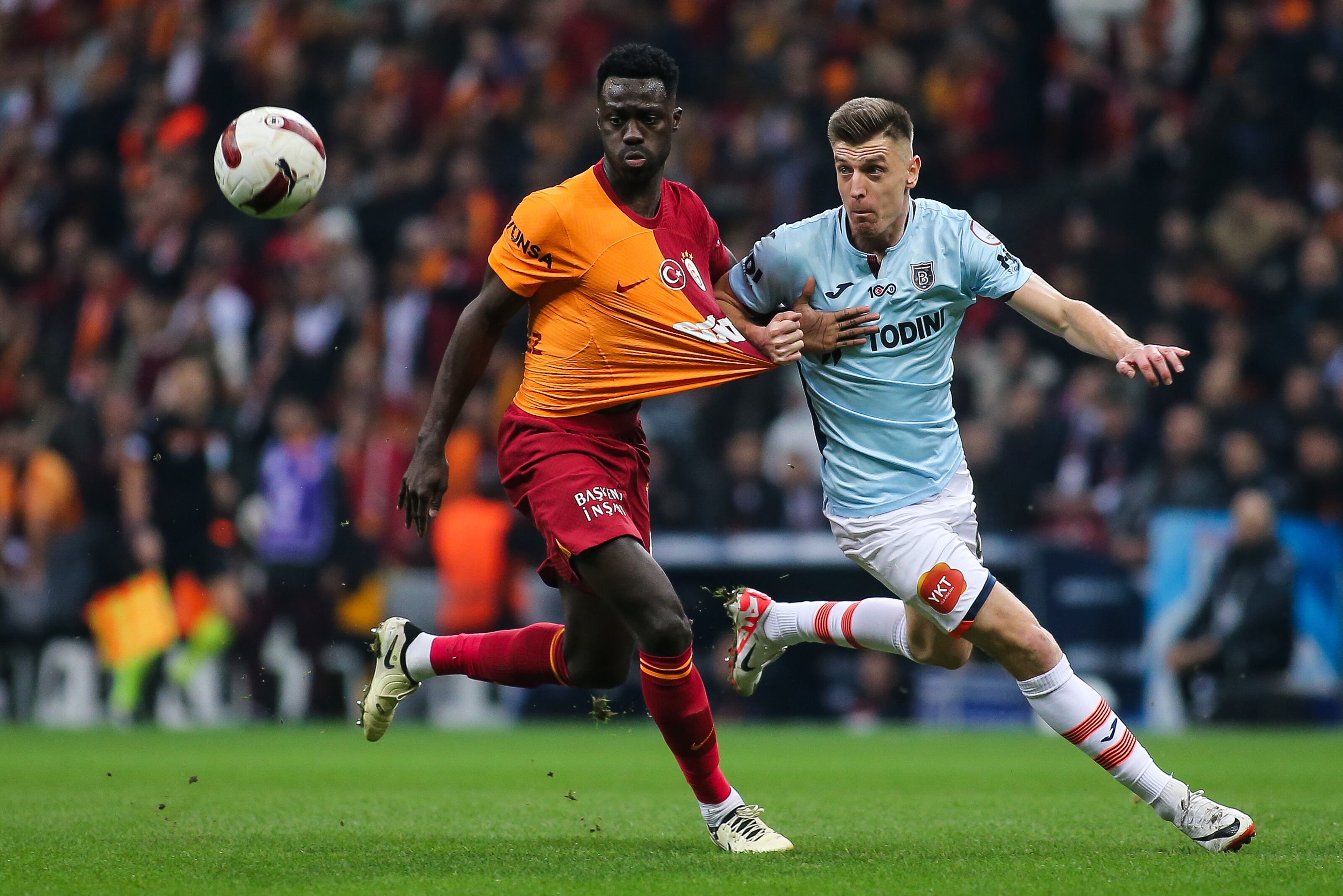 Davinson Sánchez del Galatasaray y Krzysztof Piatek del Basaksehir luchan por el balón durante el partido de la Superliga turca entre el Galatasaray y el Basaksehir en el Rams Park el 10 de febrero de 2024 en Estambul, Turquía.