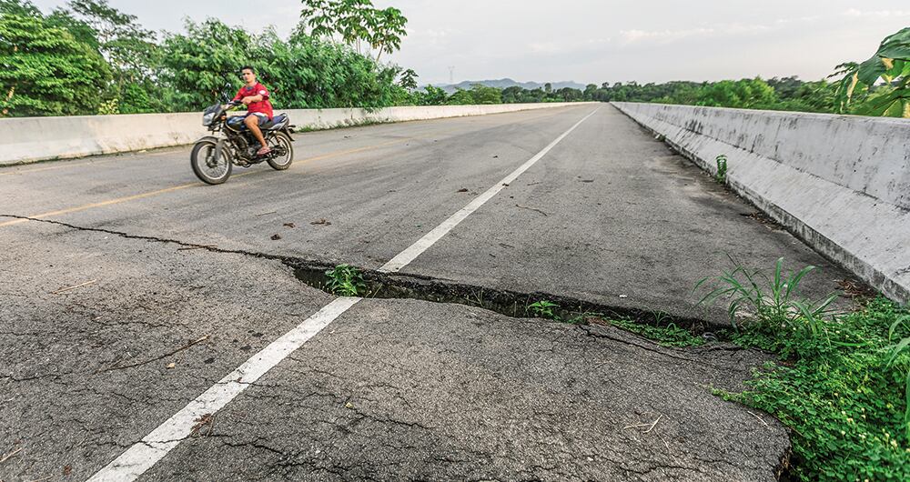 La caída de puentes es una problemática que se registra en el país desde hace años. 