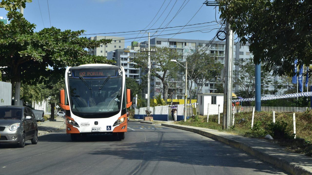 La ruta A117 en el barrio Villa Estrella, fue atacada con piedras.