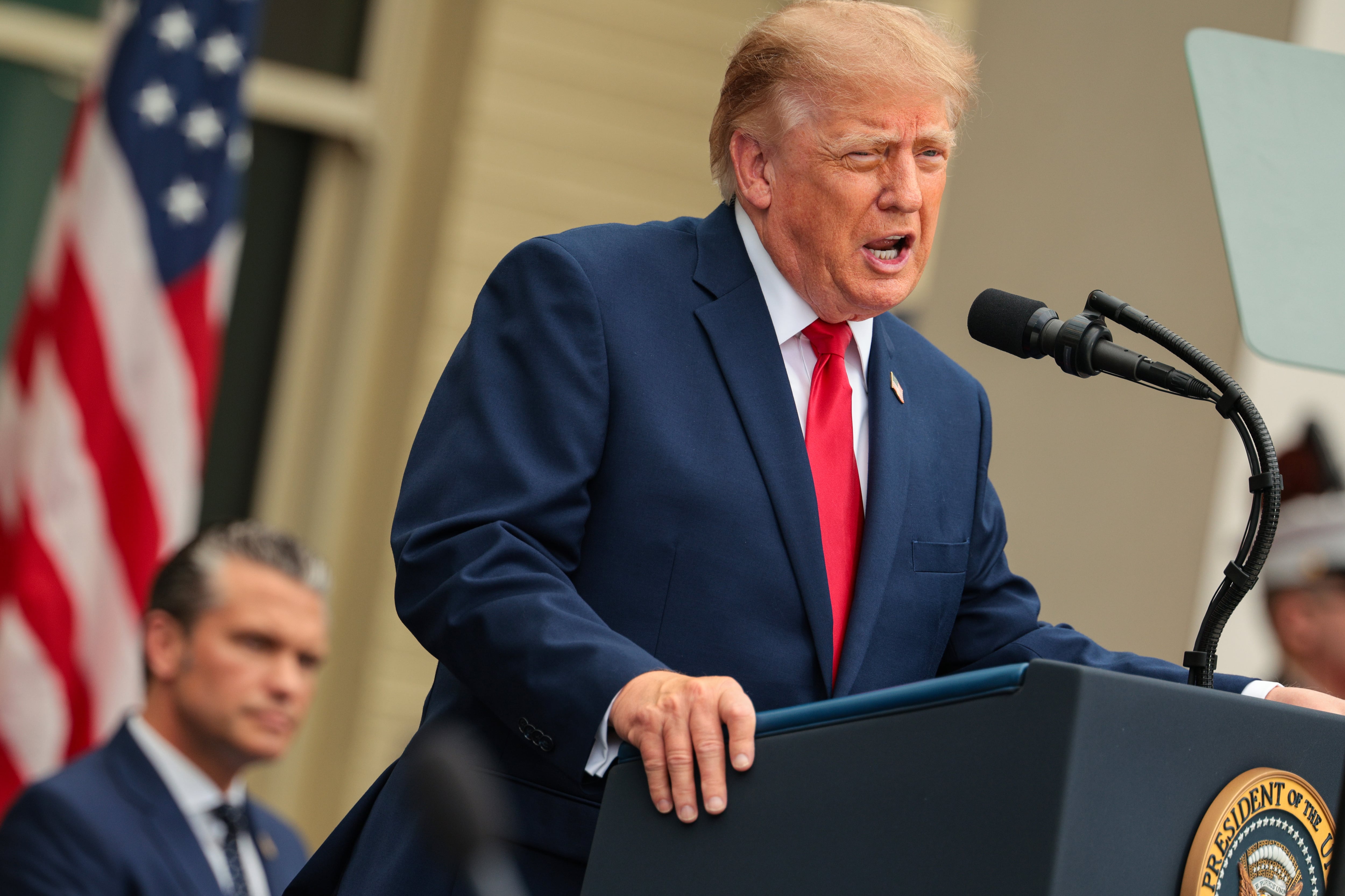 ARLINGTON, VIRGINIA - 11 DE SEPTIEMBRE: El presidente de los Estados Unidos, Donald Trump, habla durante una ceremonia de conmemoración del 25.º aniversario de los ataques terroristas del 11 de septiembre en el patio del Pentágono, el 11 de septiembre de 2026, en Arlington, Virginia. Estados Unidos conmemora el 25.º aniversario de los ataques terroristas del 11 de septiembre de 2001, cuando un grupo de secuestradores de Al Qaeda estrelló aviones contra el World Trade Center, Shanksville (Pensilvania) y el Pentágono, causando la muerte de casi 3.000 personas. (Foto de Chip Somodevilla/Getty Images)