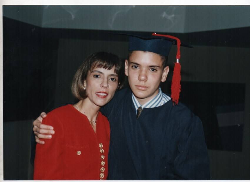 Como estudiante de bachillerato, el adolescente Duque formó un grupo de rock con sus amigos. Aunque no se tienen registros gráficos de su época rockera, su mamá sí recuerda muy bien los momentos en los que durante todo el día en su casa solo se escuchaba Sufre mamón de Grupo G. 