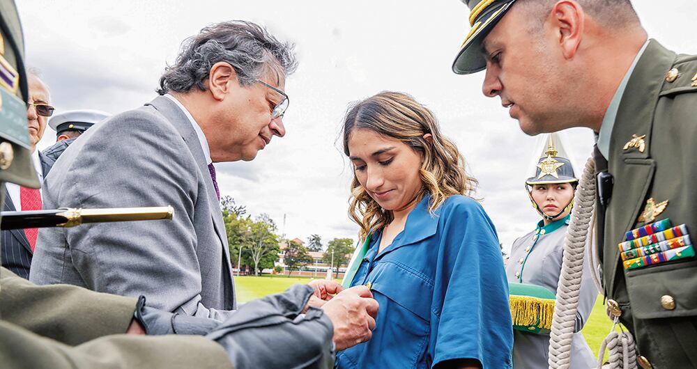     Pese a los cuestionamientos, Laura Sarabia ha contado con el férreo respaldo del presidente Gustavo Petro. Incluso, luego de retirarla del Gobierno, la reencauchó. Al mismo tiempo que la condecoraba, Sandra Ortiz la acusaba en el escándalo de la UNGRD.