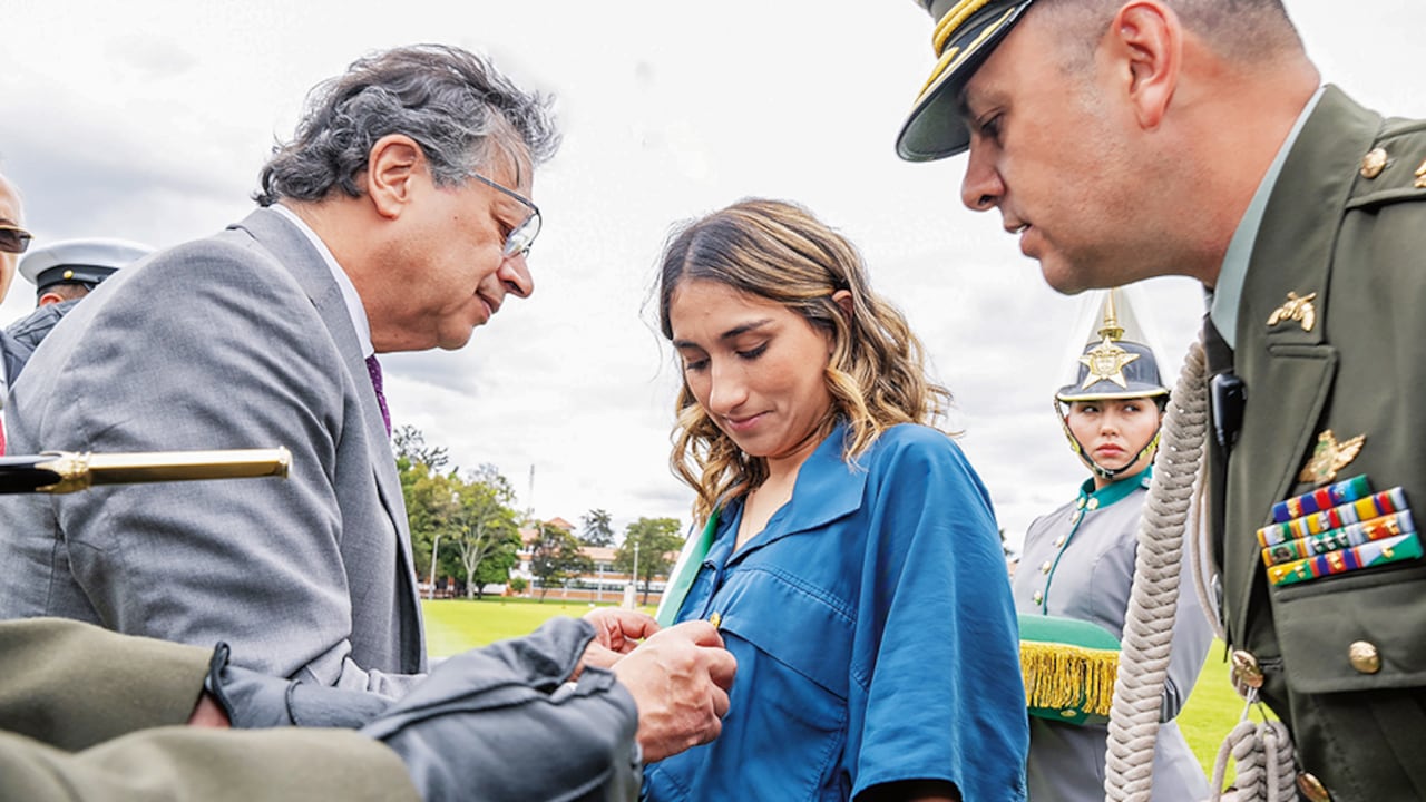 Pese a los cuestionamientos, Laura Sarabia ha contado con el férreo respaldo del presidente Gustavo Petro. Incluso, luego de retirarla del Gobierno, la reencauchó. Al mismo tiempo que la condecoraba, Sandra Ortiz la acusaba en el escándalo de la UNGRD.