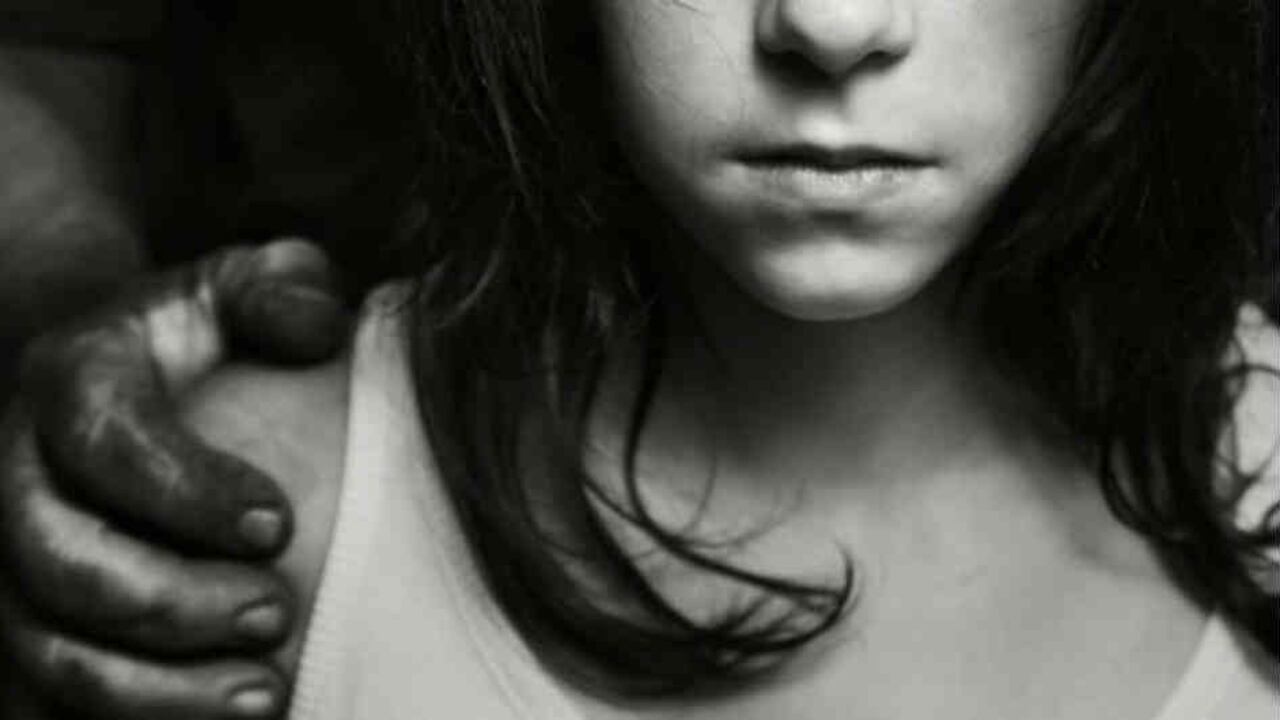 En uno de los casos el agresor engañaba a su víctima haciéndole creer que se trataba de un juego.