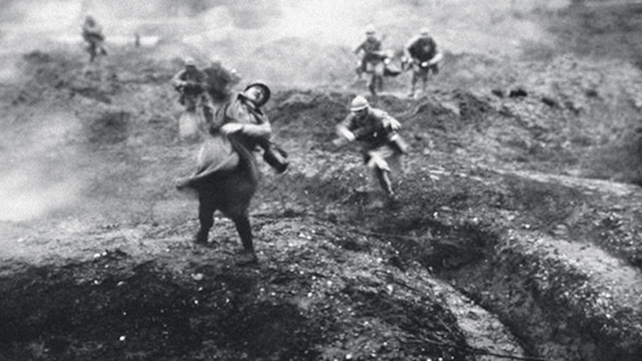 Millones de personas perdieron la vida en la Gran Guerra. En la imagen, un soldado recibe un balazo durante la batalla de Verdun en 1916.