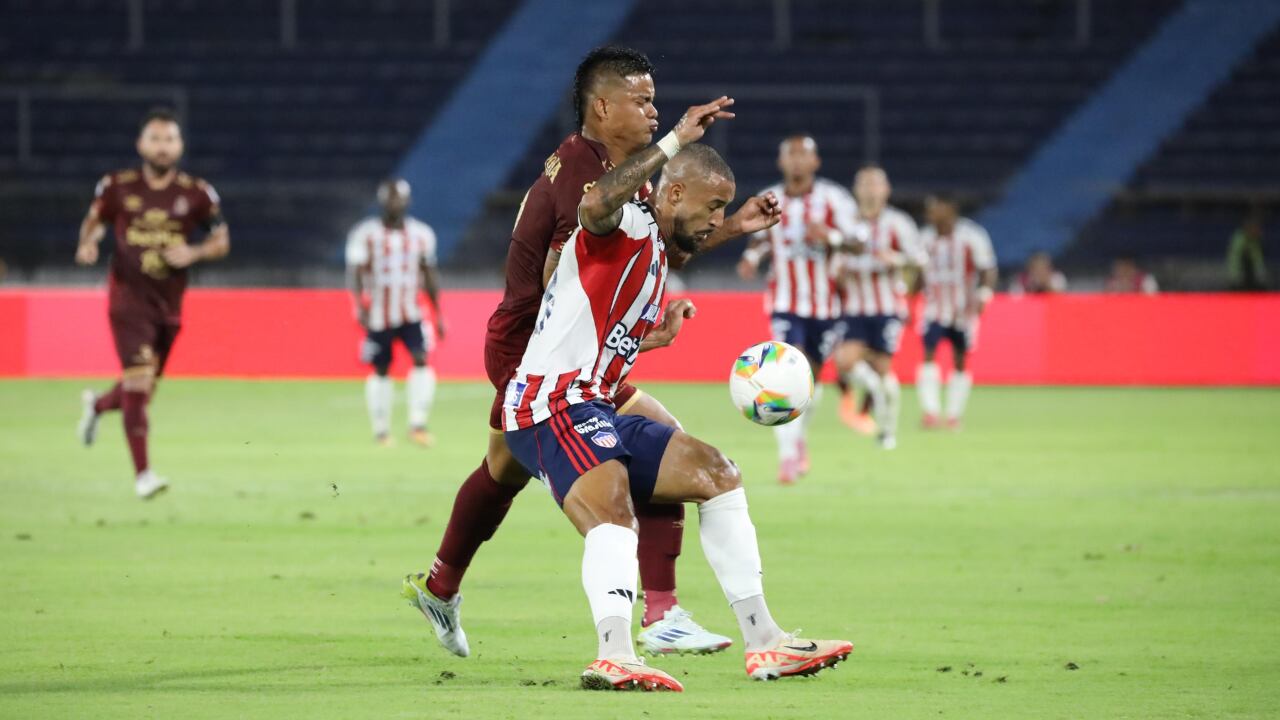 Lucas Monzón en una disputa de balón con Luis 'Chino' Sandoval.