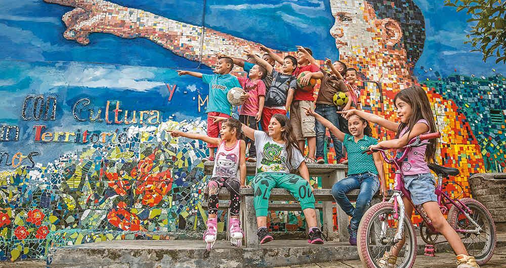 Niños y niñas del sector Moravia, en el norte de la ciudad.