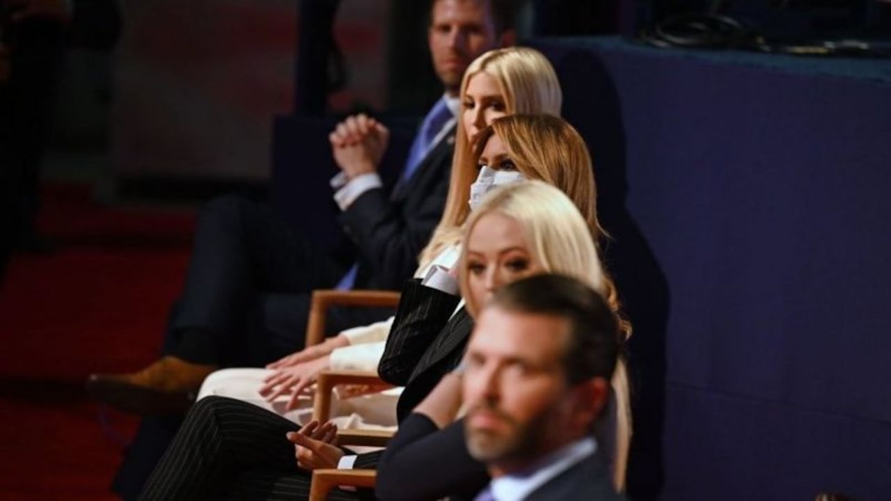 Los hijos de Donald Trump no llevaban mascarilla, pese a que las reglas del debate lo exigían.