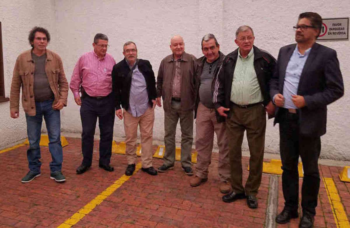 El secretariado de las FARC en pleno estuvo haciendo ronda por los medios de comunicación en Bogotá. Algunos de ellos no conocían la capital, y otros llevaban más de una década sin venir. "Me encontré con una Bogotá atroz, deshumanizada", dijo Mauricio Jaramillo. Por su parte, en entrevista con María Jimena Duzán el máximo jefe de la guerrilla no descartó darse una vuelta por las zonas emblemáticas. "Todavía no he tenido la oportunidad de pegarme mi andadita por la Caracas o por la décima", agregó Timochenko. Foto: Archivo particular.