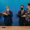 El acuerdo fue suscrito por el ministro de Hacienda de Colombia, José Manuel Restrepo, y la ministra de Finanzas de Luxemburgo, Yuriko Backes. Foto: Twitter @IvanDuque