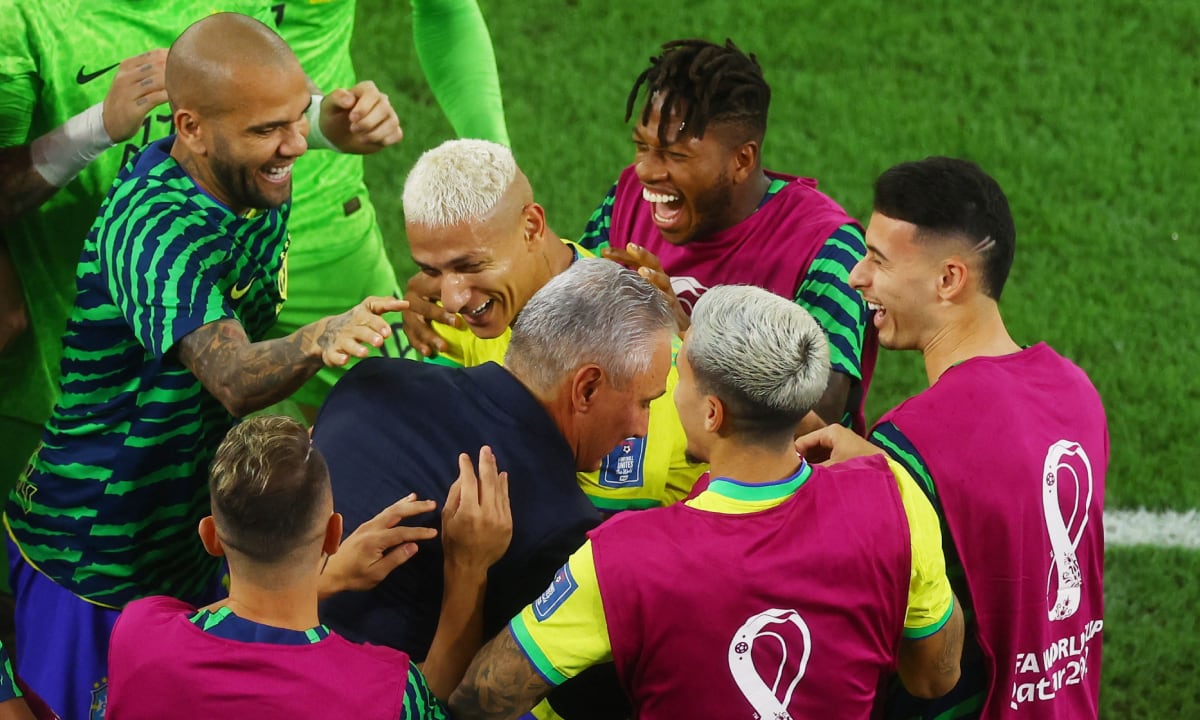 Soccer Football - FIFA World Cup Qatar 2022 - Round of 16 - Brazil v South Korea - Stadium 974, Doha, Qatar - December 5, 2022 Brazil's Richarlison celebrates scoring their third goal with coach Tite and the substitutes REUTERS/Paul Childs