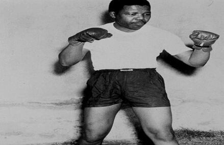 De joven se dedicó al boxeo. "El boxeo es igualitario. En el cuadrilatero el rango, la edad, el color y la riqueza son irrelevantes", escribió en su autobiografía "El largo camino hacia la libertad".