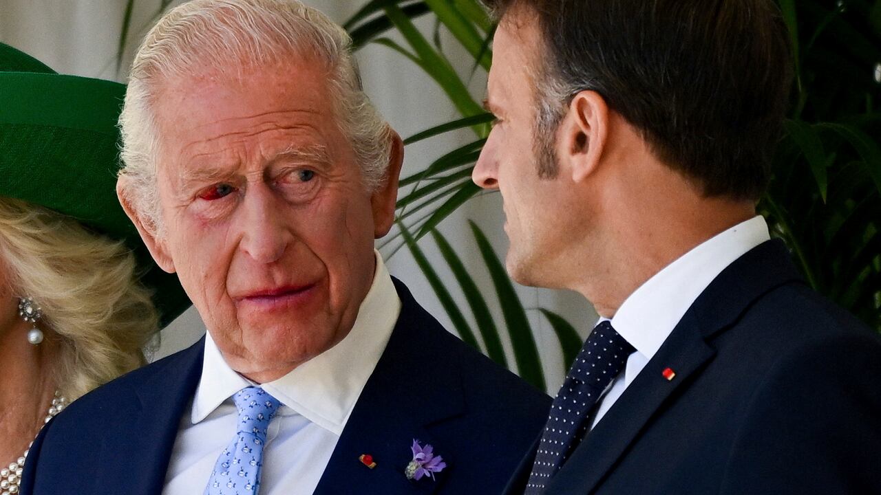 El rey Carlos III de Gran Bretaña y el presidente francés, Emmanuel Macron.
