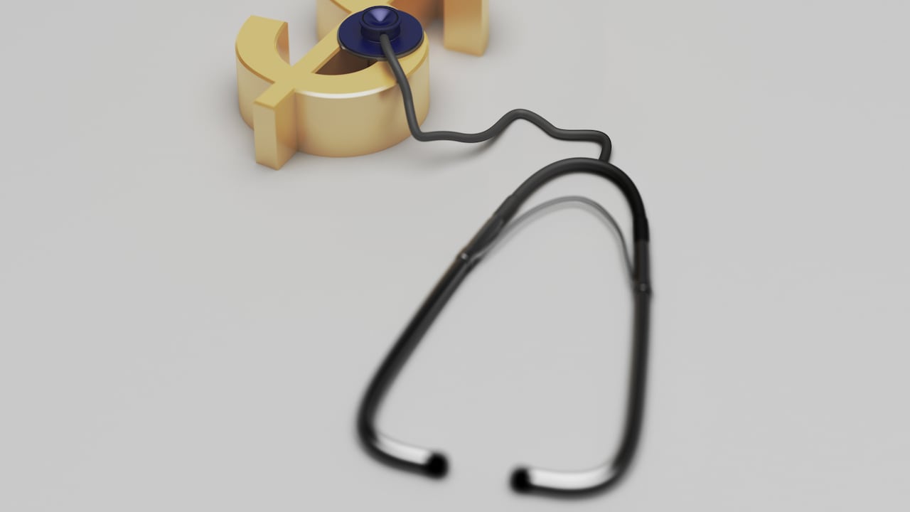 EPS con patrimonios negativos, insuficiencia de la Unidad de Pago por Capitación (UPC) y millonarias deudas con las IPS son algunas de las consecuencias de la crisis de la salud en Colombia.