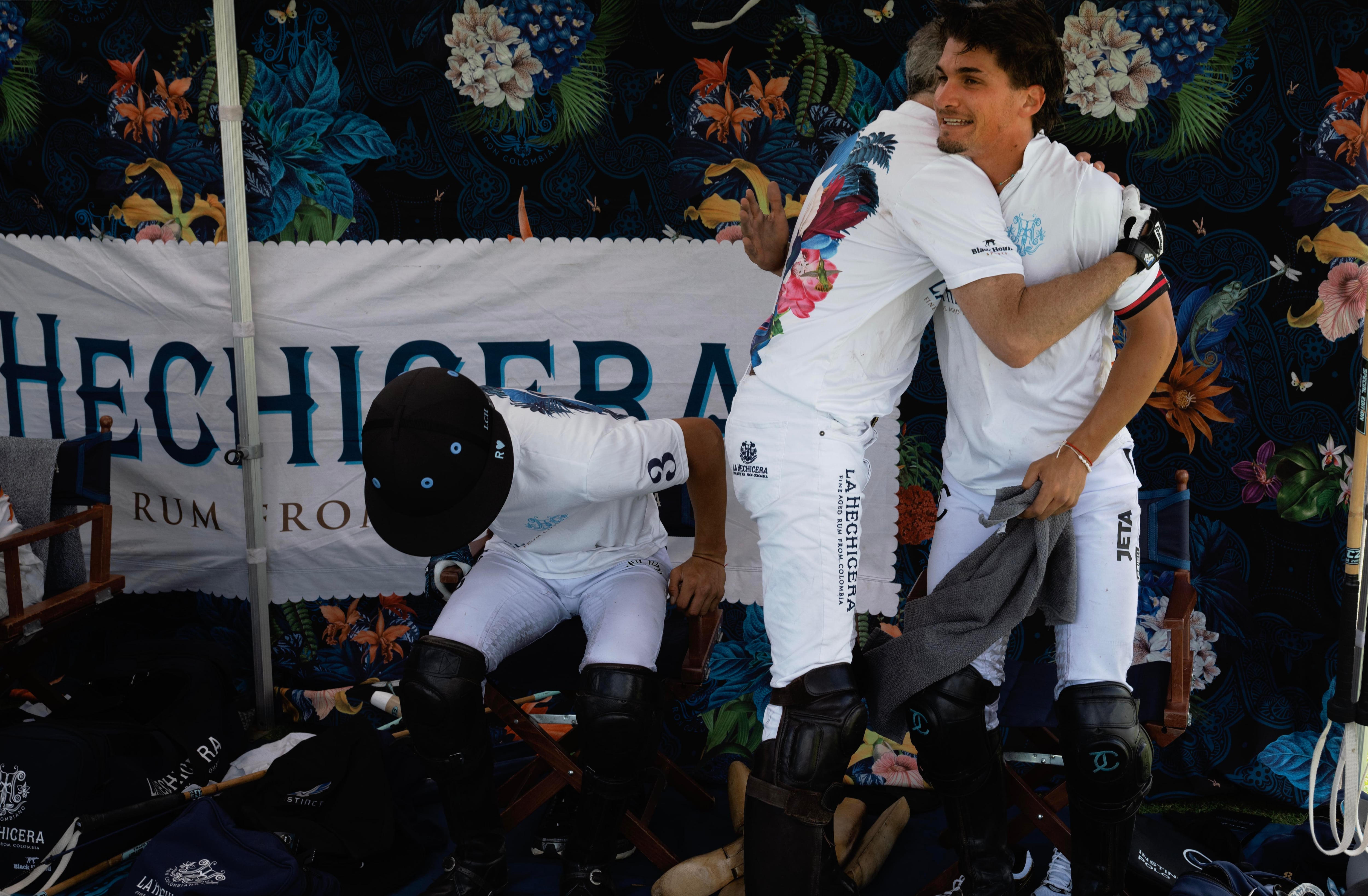 Flores en el uniforme: una iniciativa para plasmar en sello colombiano en polo.