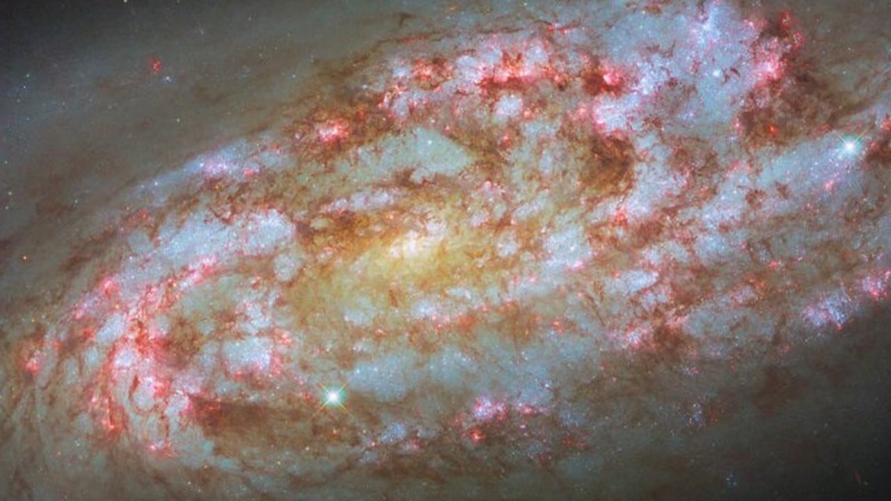 El telescopio Hubble publica una imagen de una galaxia espiral tormentosa y altamente activa.