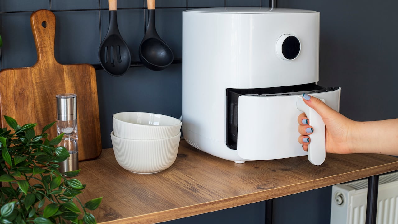 Las freidoras de aire son muy populares porque permiten preparar alimentos en poco tiempo.