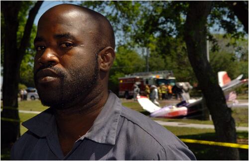 El hombre de la foto es Demetrio Higdon y tiene 32 años. Este 13 de abril, salió a almorzar. Mientras ingería sus alimentos en un parque, una avioneta se estrelló a su lado. El sitio donde se encontraba Higdon está cerca del aeropuerto de Sarasota, Florida. 