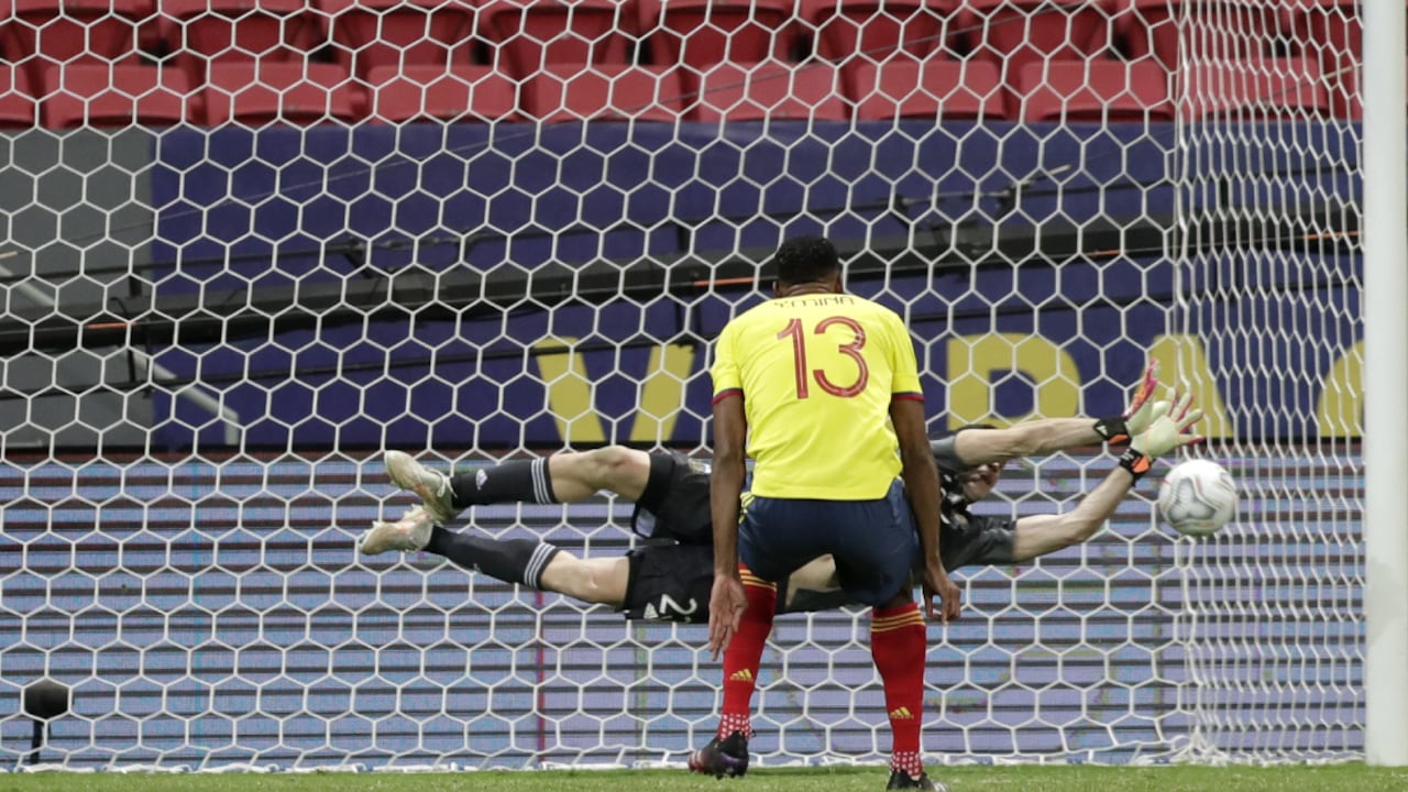 Emiliano Martínez y Yerry Mina en las semifinales de la Copa América.