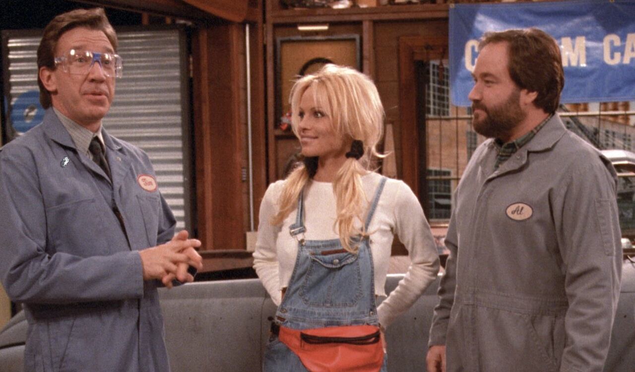 Tim Allen (I) junto a Pamela Anderson en el show Home Improvement, donde supuestamente habría ocurrido el incidente
