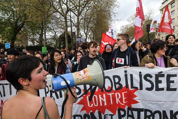 Protesta contra la reforma pensional de Macron, en París. Manifestantes salieron a marchar nuevamente el jueves 6 de abril.
