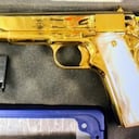 Una mujer estadounidense fue capturada luego de que las autoridades de Australia descubrieron en el interior de su equipaje un arma de fuego, en momentos en que hacía el trámite de ingreso a ese país.