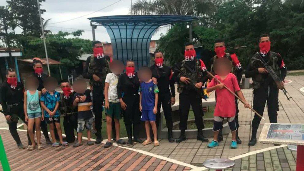 Miembros del ELN junto a niños en el Norte de Santander.