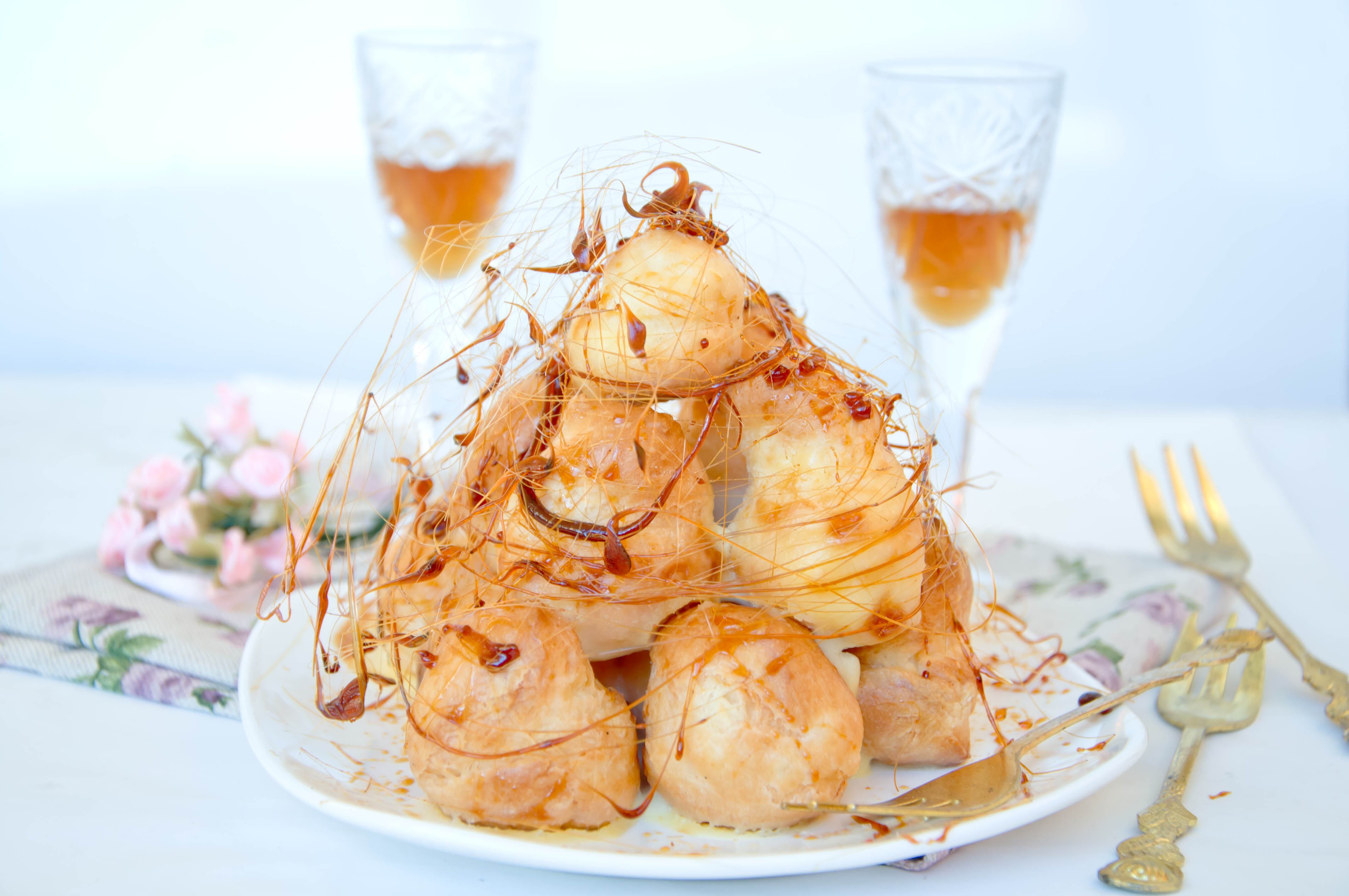 Así se prepara el croquembouche.