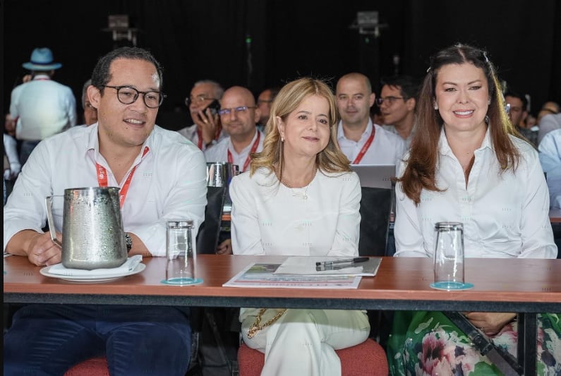 Elsa Noguera, ministra de Transporte. Nidia Hernández, presidenta de Colfecar, en el congreso del gremio.