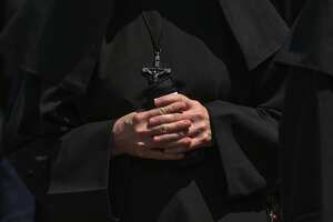 La hermana se caracterizaba por atender a misas realizadas en latín