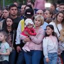 La gente está parada cerca de una escuela con juguetes y flores después de un tiroteo en Kazán, Rusia, el martes 11 de mayo de 2021. Las autoridades dijeron que entre los muertos en el tiroteo del martes se encuentran estudiantes, un maestro y un trabajador de la escuela, también, dicen que más de 20 personas han sido hospitalizadas con heridas. Foto: AP / Dmitri Lovetsky.