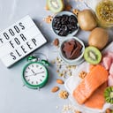 Alimentos ricos en melatonina y triptófano que promueven el sueño antes de acostarse. Pescado graso, salmón, kiwi, nueces, avena, leche, pavo, pollo, té de manzanilla, ciruelas pasas y jugo de cereza ácida