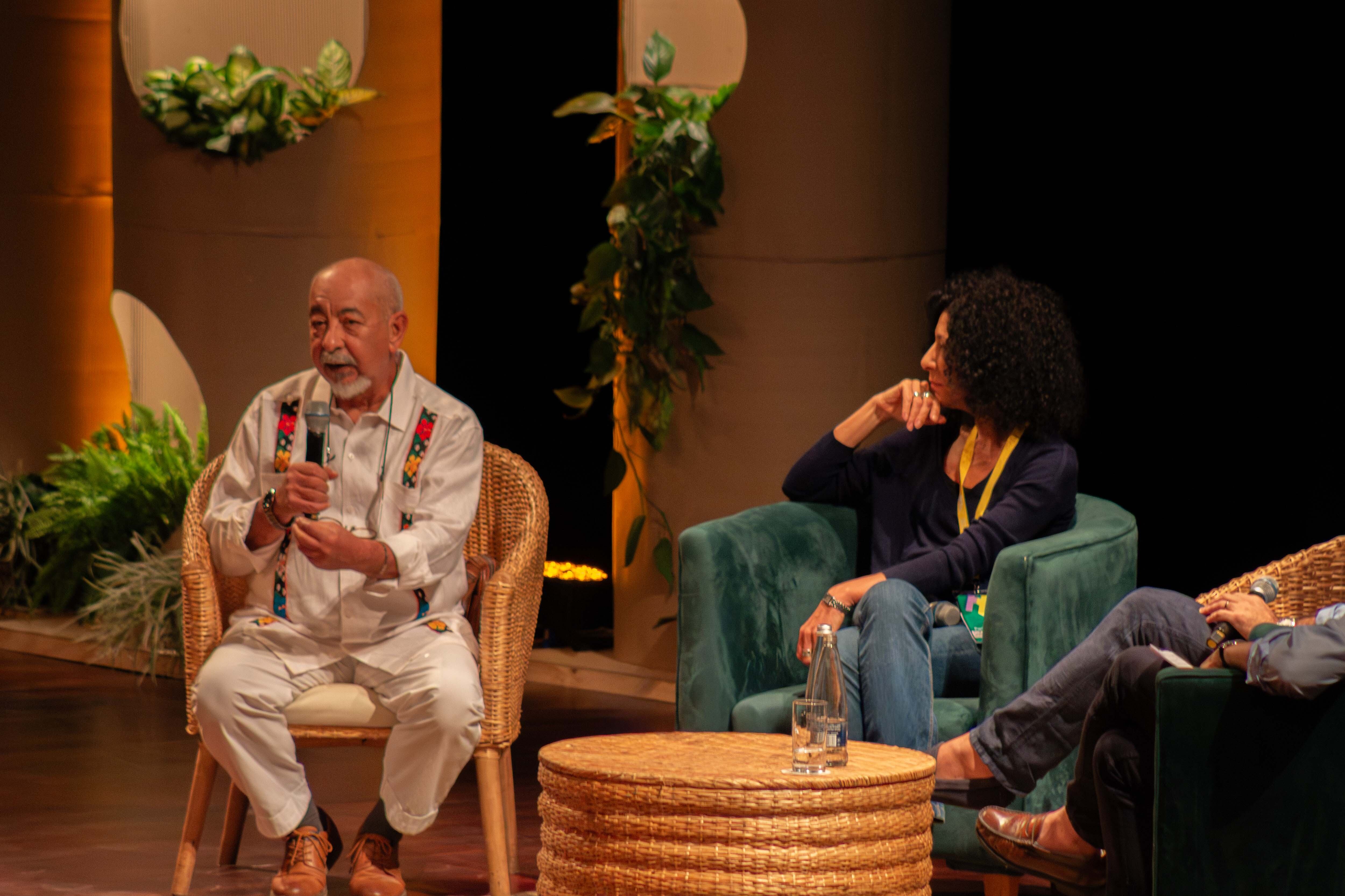 En el marco del Hay Festival Cartagena 2026, los escritores Leila Guerriero, Leonardo Padura y Juan Gabriel Vásquez conversaron junto al director de El País de España a propósito de los 50 años del diario.