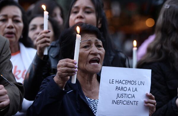 Quienes apoyaron a la familia Colmenares recordaron al estudiante con velas blancas.
