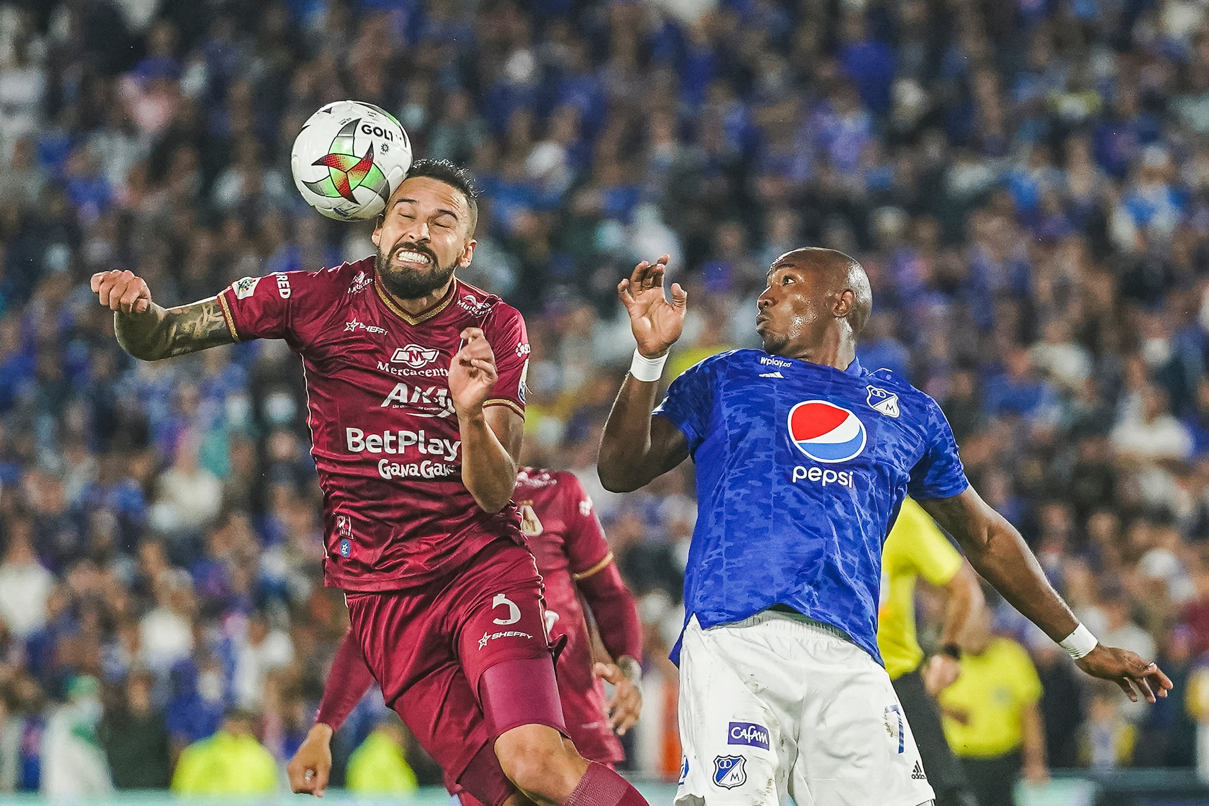 BOGOTA - COLOMBIA, 08-05-2022: Diego Herazo de Millonarios disputa el balón con Jose Moya del Tolima durante partido entre Millonarios F.C. Deportes Tolima por la fecha 19 como parte de la Liga BetPlay DIMAYOR I 2022 jugado en el estadio Nemesio Camacho El Campin de la ciudad de Bogotá. / Diego Herazo of Millonarios fights for the ball with Jose Moya of Tolima match between Millonarios F.C. and Deportes Tolima for the date 19 as part of the BetPlay DIMAYOR League I 2022 played at the Nemesio Camacho El Campin Stadium in Bogotá city. Photo: VizzorImage / Diego Cuevas / Cont