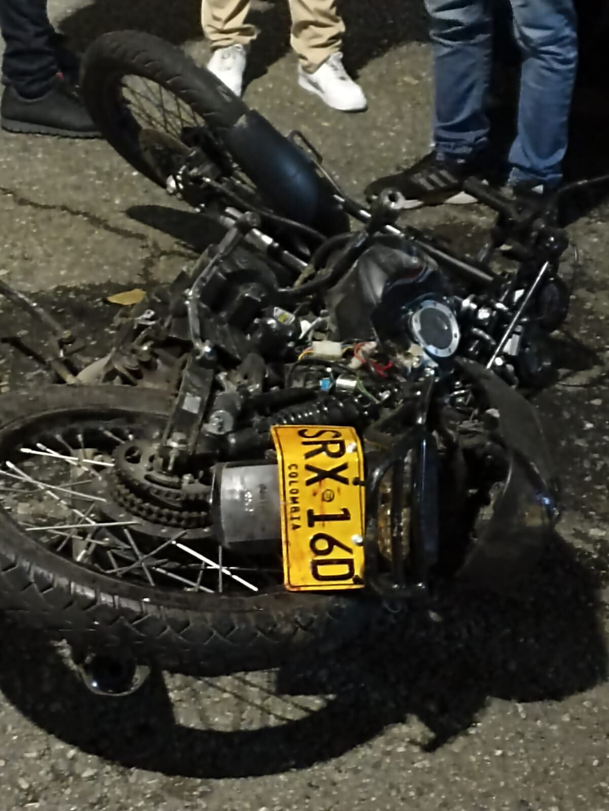 Motocicleta donde, supuestamente, se transportaban los delincuentes.