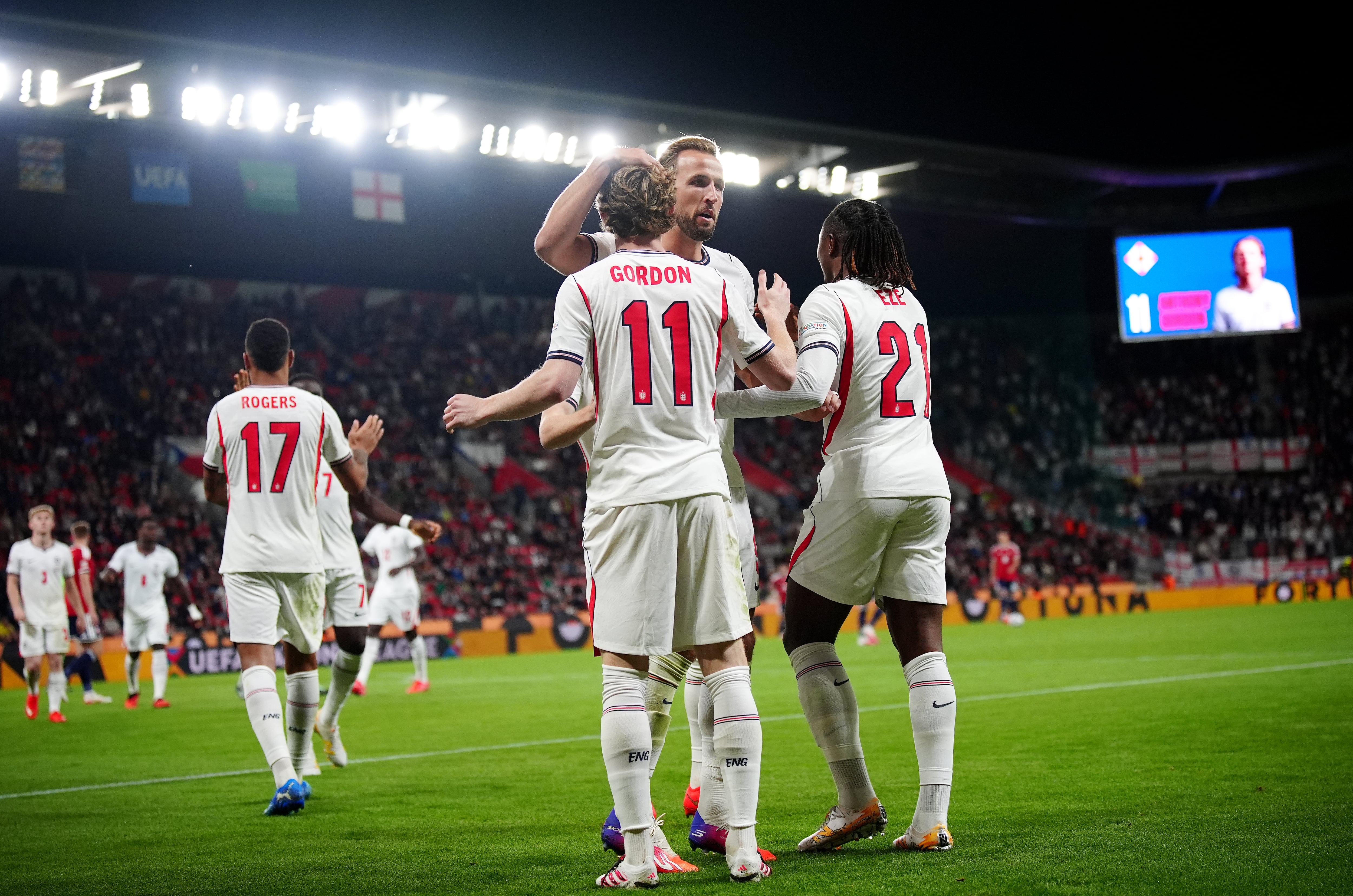 Harry Kane celebra con sus compañeros de Inglaterra