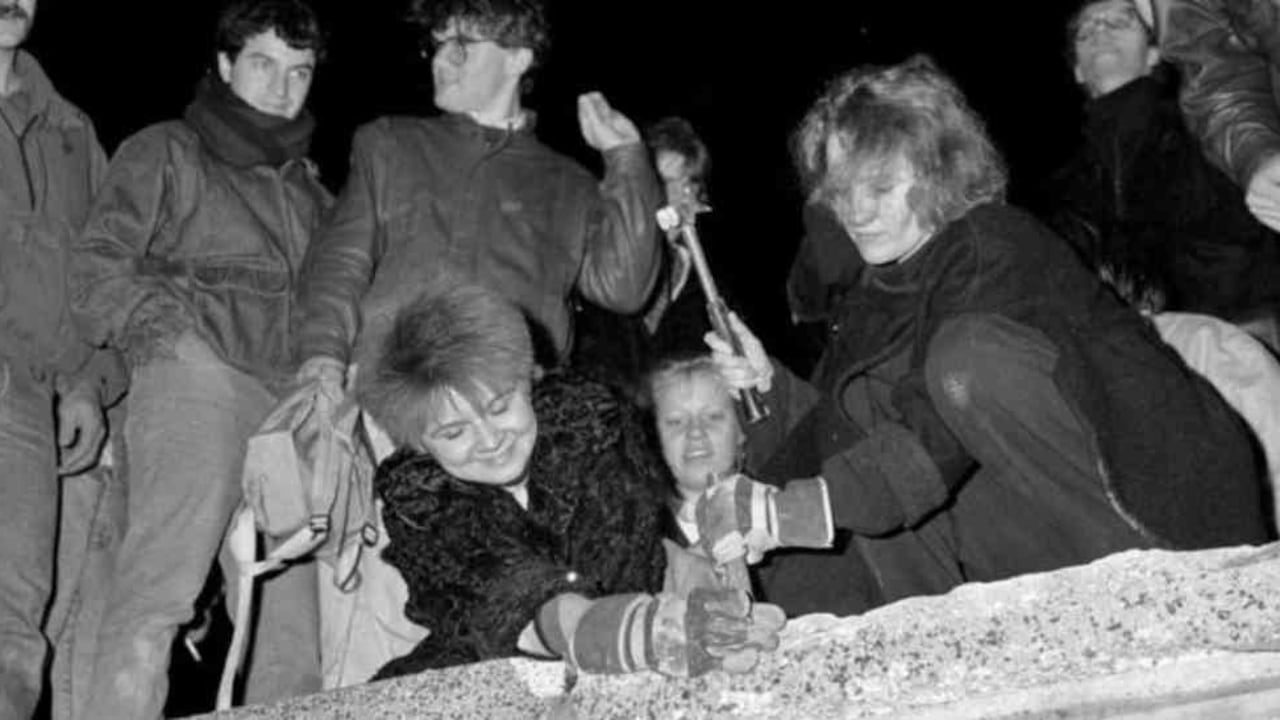 El 9 de noviembre de 1989 cayó el Muro de Berlín. Una multitud eufórica de alemanes del este cruzó la frontera abierta.