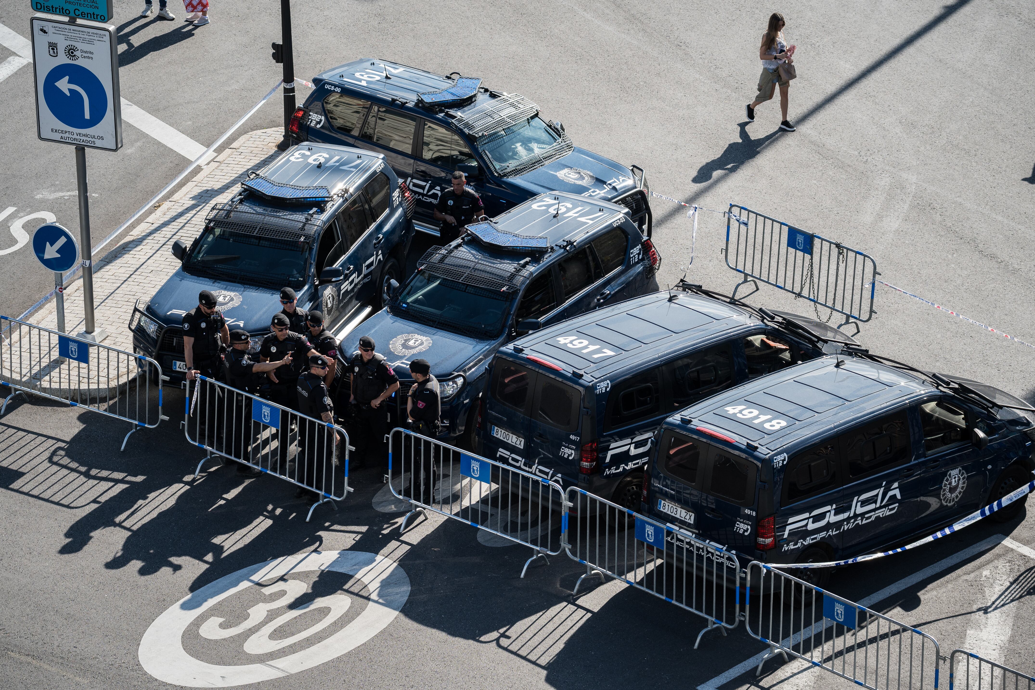 Agentes de la policía cerraron calles aledañas y evacuaron edificios en el centro de Madrid