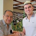 Rangel estrecha su mano con Gabriel Camargo, presidente del Deportes Tolima