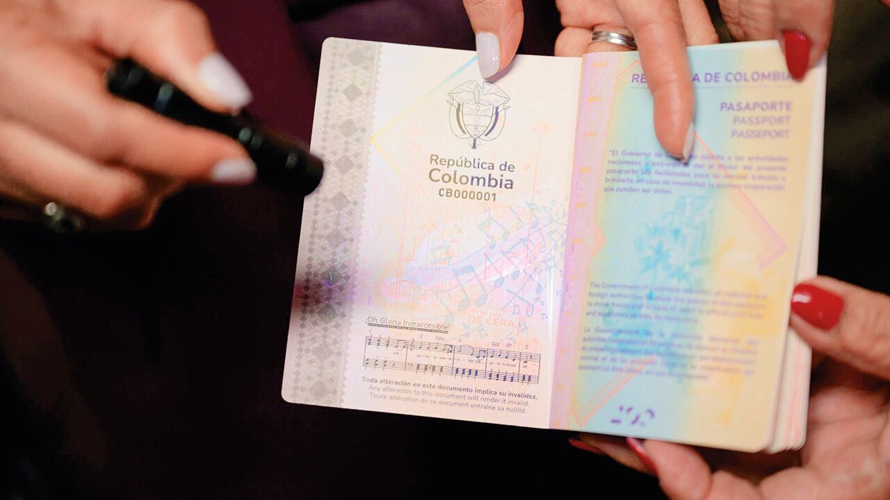 Diseño del nuevo pasaporte colombiano presentado por el gobierno Petro.
