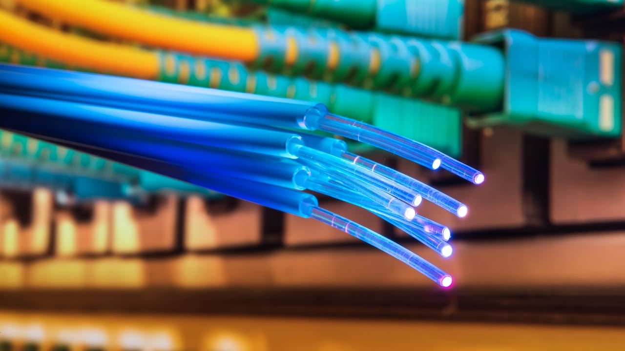 El internet de fibra óptica ofrece mayor estabilidad y velocidad.