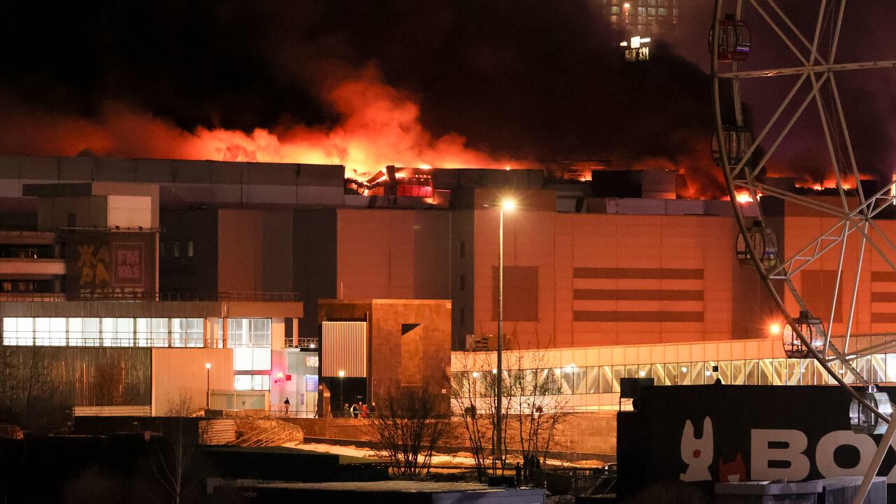 Se ve un incendio masivo sobre el Ayuntamiento de Crocus en el extremo occidental de Moscú, Rusia, el viernes 22 de marzo de 2024. Varios hombres armados irrumpieron en una gran sala de conciertos en Moscú y dispararon armas automáticas contra la multitud, hiriendo a un número no especificado de personas y provocar un incendio masivo en un aparente ataque terrorista días después de que el presidente Vladimir Putin consolidara su control sobre el país en una aplastante elección electoral altamente orquestada.